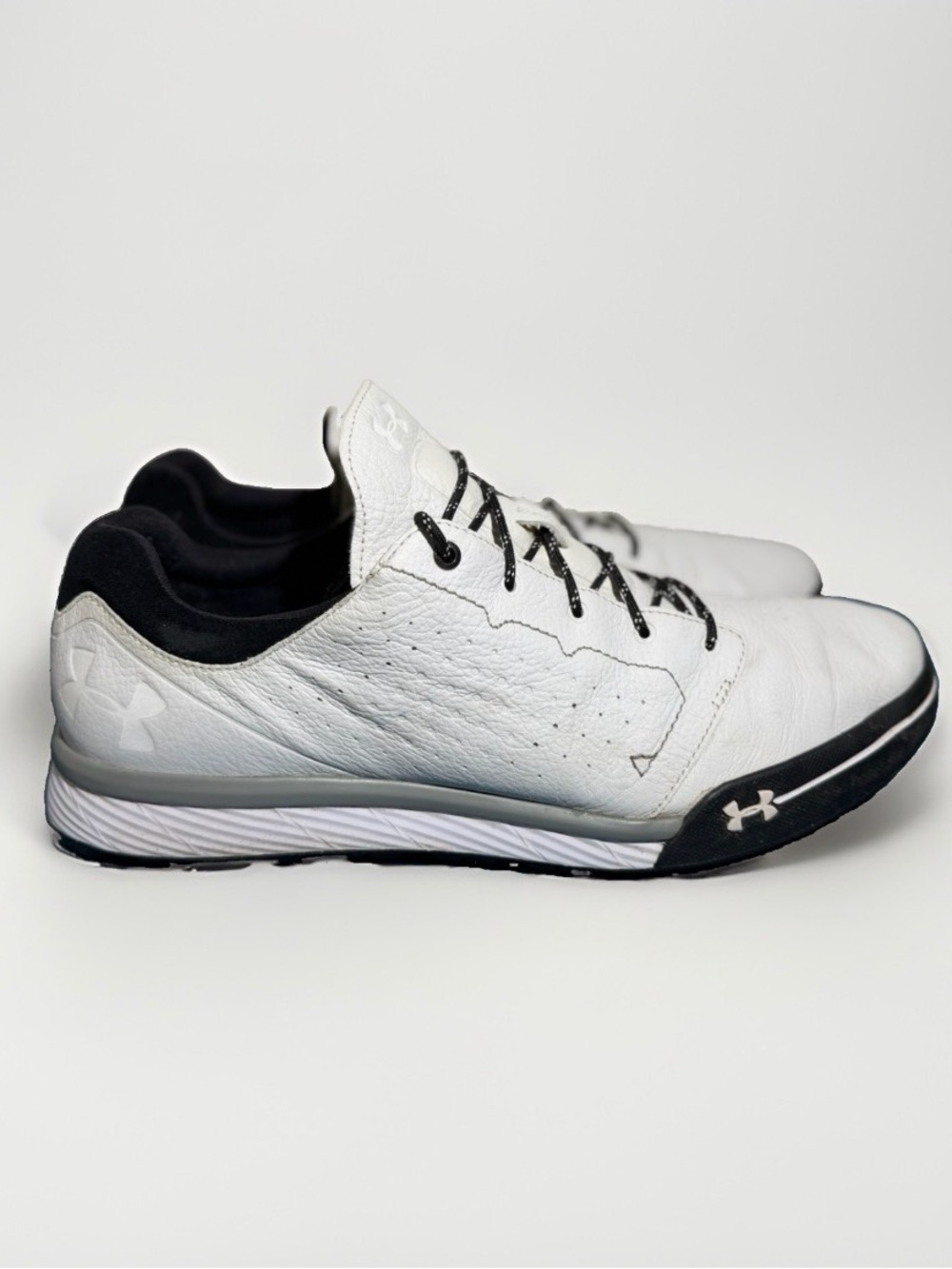 Under Armour Men’s hybrid tempo White and Black leather Athletic golf  Sneakers
